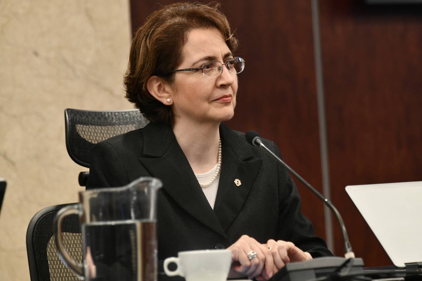 Una mujer sentada frente a una computadora

Descripción generada automáticamente con confianza media