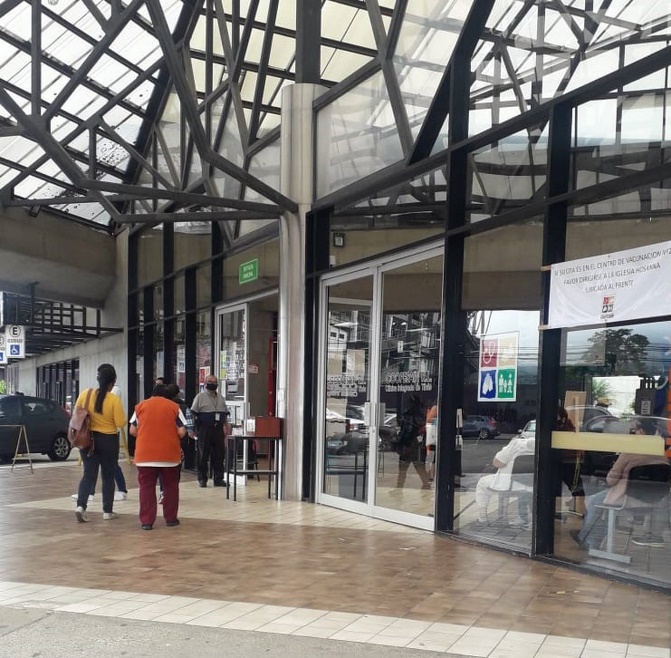 Un grupo de personas caminando en una estación

Descripción generada automáticamente