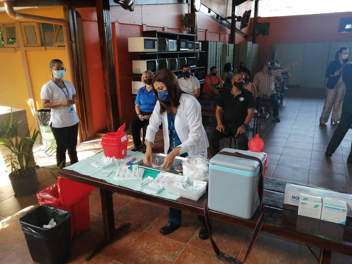 Un grupo de personas en un salón de clases
Descripción generada automáticamente con confianza media