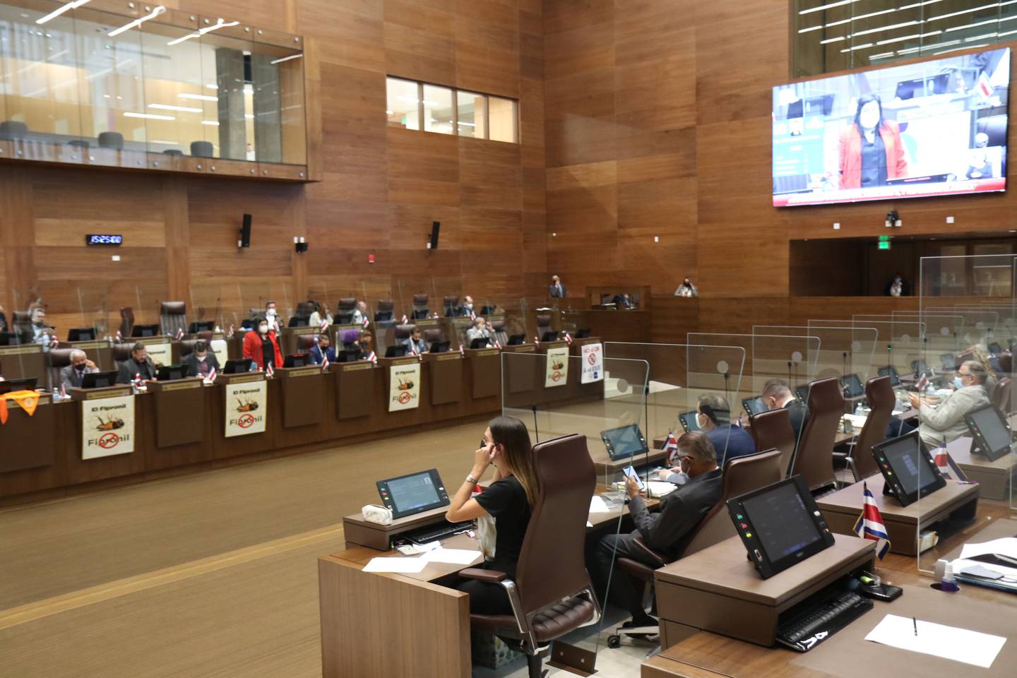 Un grupo de personas frente a una televisión encendida
Descripción generada automáticamente