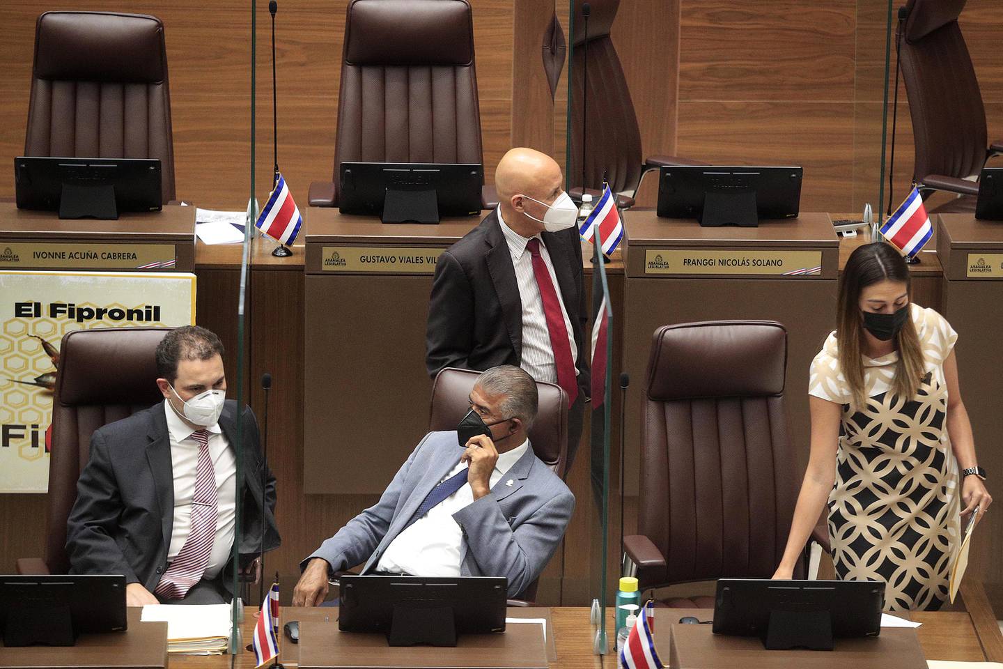 Imagen que contiene tabla, persona, interior, escritorio

Descripción generada automáticamente