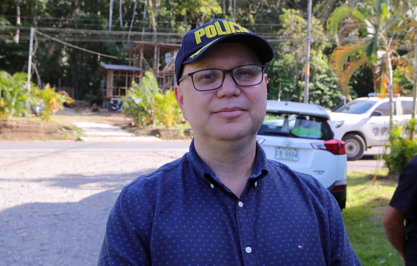 Un hombre con lentes y gorra

Descripción generada automáticamente