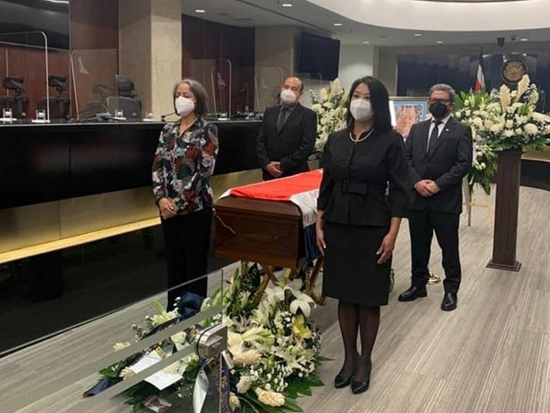 Un grupo de personas frente a una mesa con un traje de color negro

Descripción generada automáticamente con confianza media