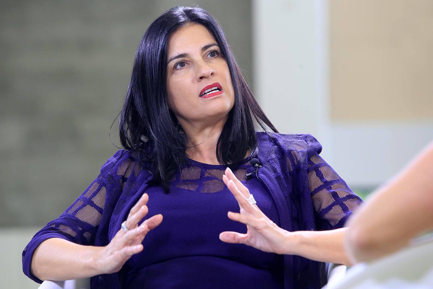 Mujer con vestido de color azul

Descripción generada automáticamente con confianza media