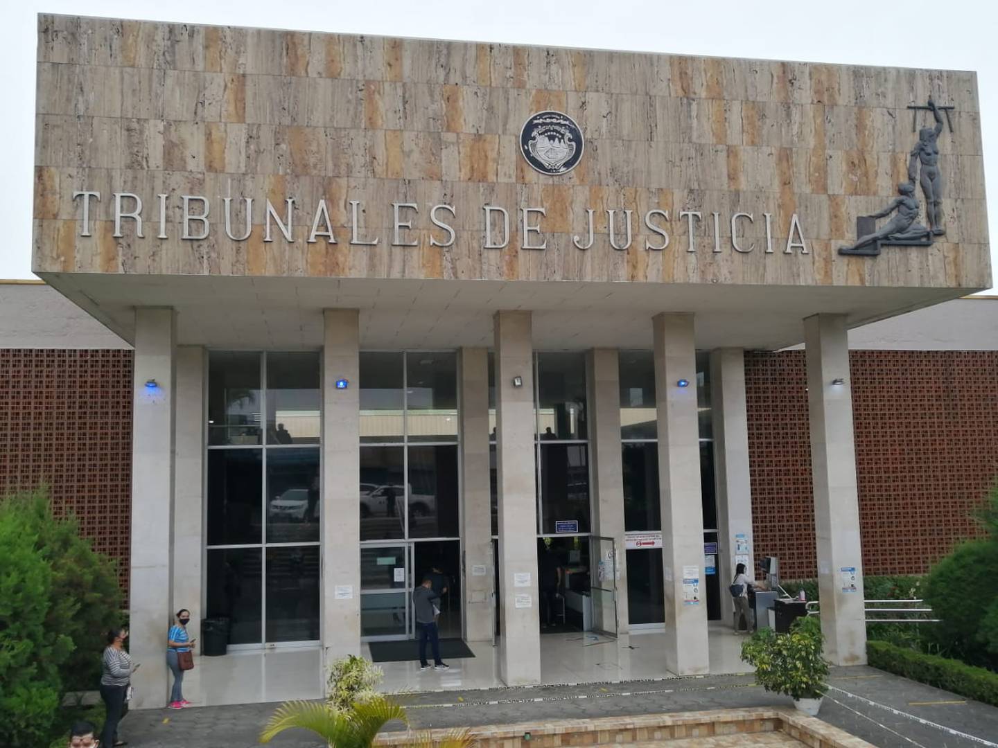 Edificio con letrero en frente

Descripción generada automáticamente con confianza media