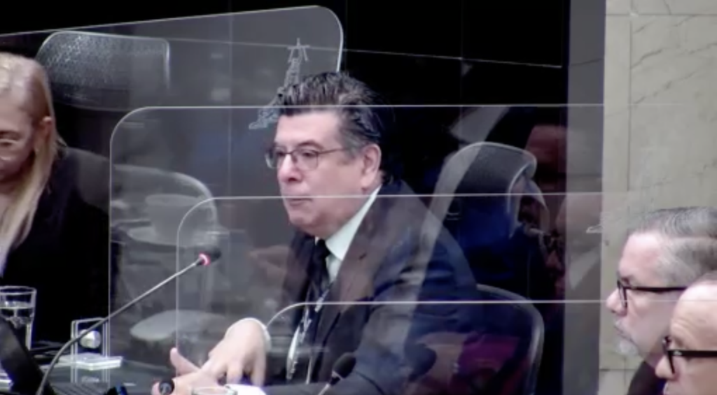 Imagen que contiene persona, hombre, interior, frente

Descripción generada automáticamente