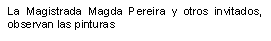 La Magistrada Magda Pereira y otros invitados observan las pinturas