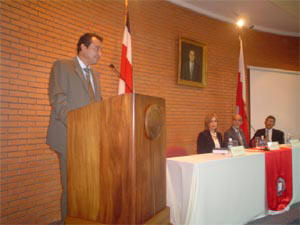 El Dr. Enrique Ulate Chacn, durante la presentacin del manual