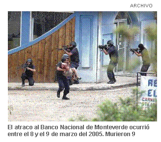 Cuadro de texto: ARCHIVO
 
El atraco al Banco Nacional de Monteverde ocurri� entre el 8 y el 9 de marzo del 2005. Murieron 9 personas. 

